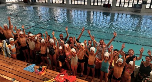 Les enfants de nos collaborateurs dans le grand bassin aux côtés de Marie Wattel
